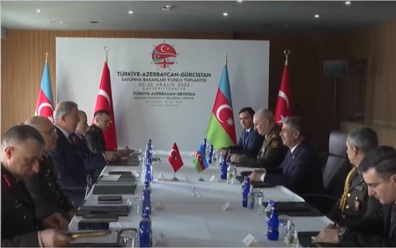 格鲁吉亚、阿塞拜疆和土耳其国防部长会议的主题是“确保黑海的安全”，阿塞拜疆无法进入黑海
