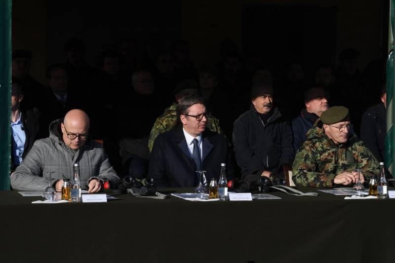 De president van Servië maakte een nachtelijke rondgang langs de eenheden die bij de grens met Kosovo waren ingezet