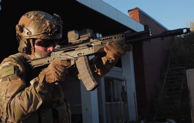 La production en série du fusil d'assaut AK-12 modernisé en tenant compte de l'expérience du SVO débutera cette année - Rostec