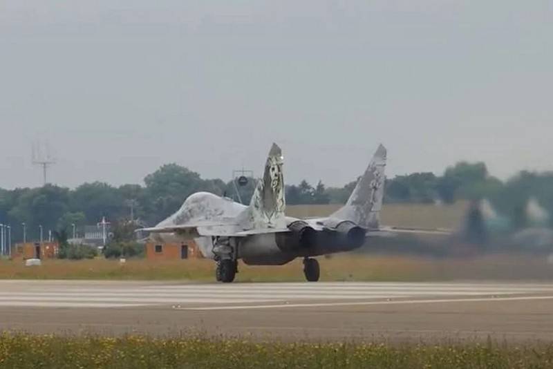 Slovakian puolustusministeriön päällikkö ilmoitti olevansa valmis siirtämään MiG-29-hävittäjiä ja T-72-panssarivaunuja Ukrainaan