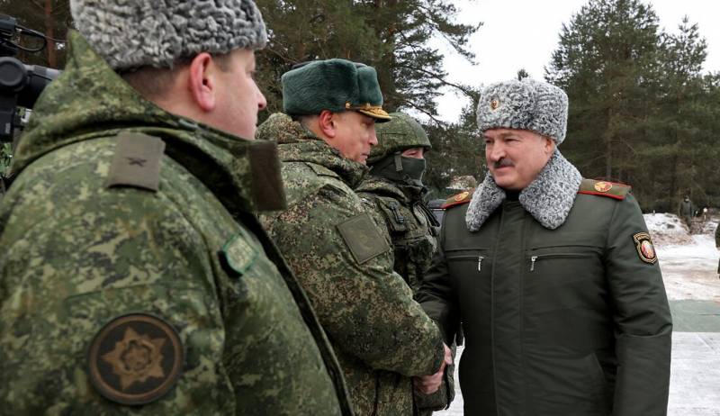 “我们做一个共同的事业”：卢卡申科抵达白俄罗斯西部一处训练场，那里是白俄罗斯共和国武装部队和俄罗斯武装部队的联合编队所在地