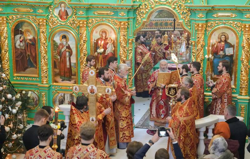 Vertreter der kanonisch-orthodoxen Kirche der Ukraine kündigten ihre Absicht an, die Kirchen des Kiewer Höhlenklosters durch Schismatiker gewaltsam zu besetzen
