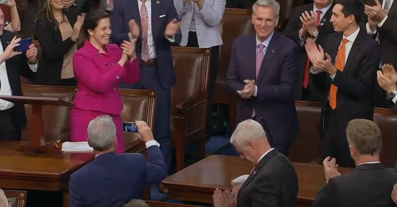 Le spectacle politique est terminé : aux États-Unis, le président de la Chambre des représentants a été élu à la 15e tentative