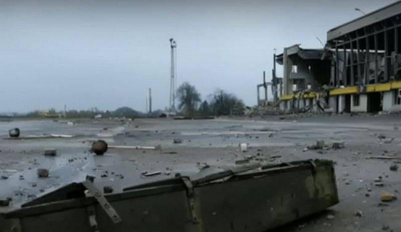 우크라이나 국군 참모부는 러시아 군사 장비의 "많은"이 파괴된 것으로 추정되는 체르노바에프카 비행장의 영상을 보여주었습니다.