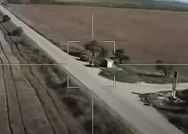 俄罗斯无人机拍摄到对库普扬斯克附近乌克兰武装部队武装分子所在位置的精确打击