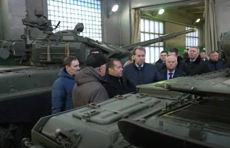 דמיטרי מדבדב, שביקר ב"מפעל לתיקון שריון 61", הודה בעונש פלילי על שיבוש צו ההגנה של המדינה