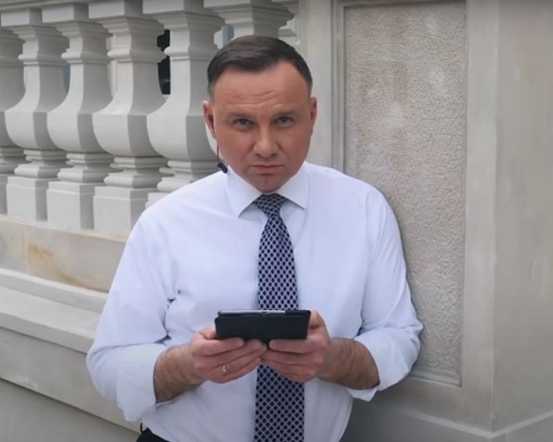 Директора управления канцелярии президента Польши уволили после беседы Дуды с российскими пранкерами