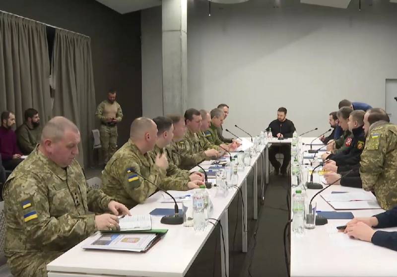 O presidente da Ucrânia Zelensky realizou uma reunião com os militares em Lviv por causa dos exercícios russo-bielorrussos
