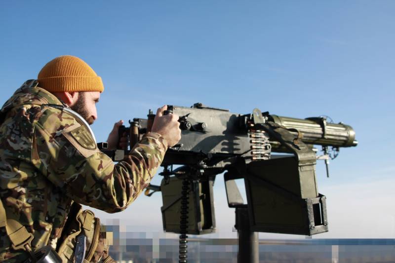 Ukrayna Silahlı Kuvvetleri, Kiev'deki evlerin çatılarına yerleştirilen "Maxim" makineli tüfeklerine dayalı "hava savunma" kurulumlarını gösterdi.