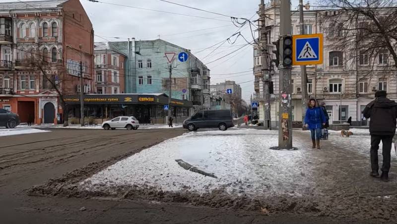 На западные средства гуманитарной помощи в Киеве открыли фотозону с изображением горящего Московского Кремля