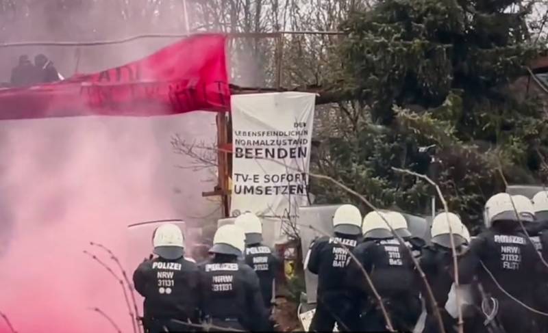 ドイツ西部で警察と環境活動家の間で衝突が勃発