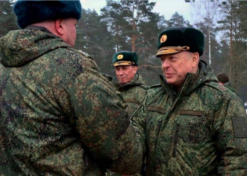General Salyukov, bölgesel birlik grubunun savaşa hazır olup olmadığını kontrol etmek için Beyaz Rusya'ya geldi.