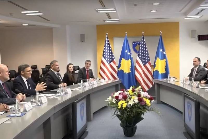 Yhdysvaltain ulkoministeriön neuvonantaja vierailee Belgradissa ja Pristinassa ja kehottaa Serbiaa määräämään Venäjän vastaisia ​​pakotteita