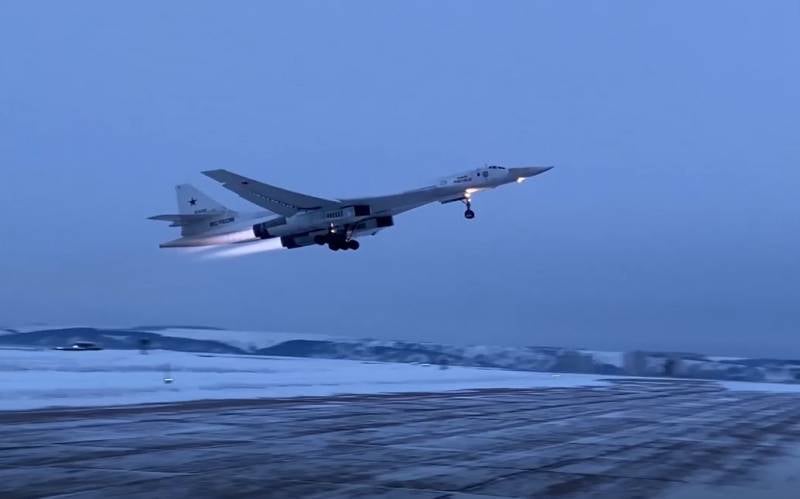 Russian aircraft Tu-160 "White Swan" made a long flight over the waters of the Arctic Ocean