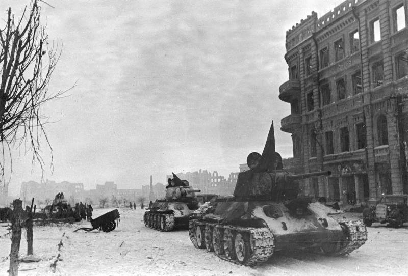 붉은 군대의 위대한 승리: 위대한 애국 전쟁의 결정적인 전투로서의 스탈린그라드 전투