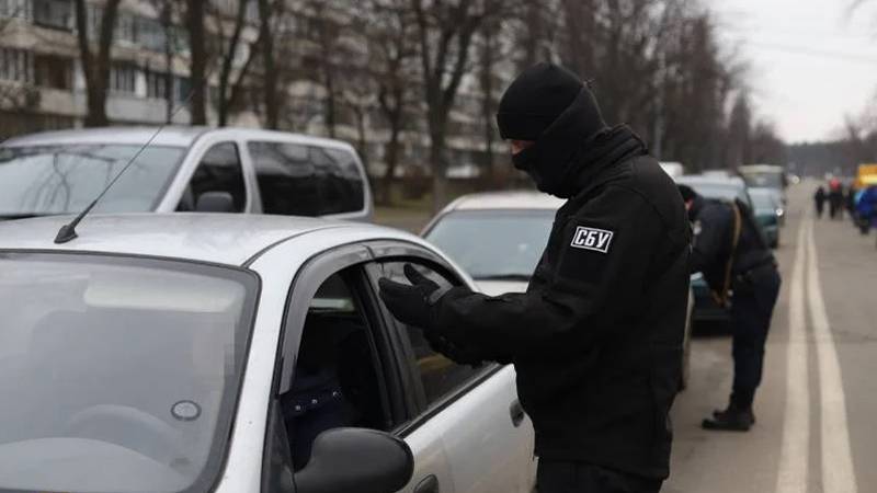 SBU는 다시 국가의 사보타주 활동에 "싸움"하기 시작했습니다. 자동차는 키예프와 입구에서 검사를받습니다.