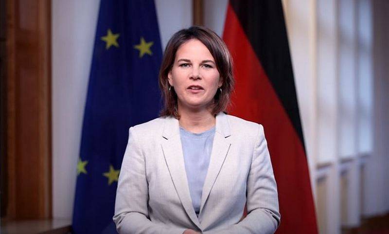A ministra das Relações Exteriores da Alemanha, Annalena Burbock, "permitiu" que a Polônia fornecesse tanques de fabricação alemã para a Ucrânia
