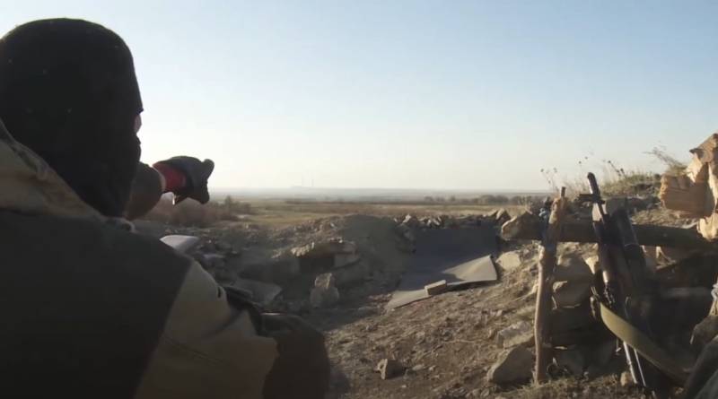 Shows a battle with point-blank firing in the trenches during the assault on the positions of the Armed Forces of Ukraine