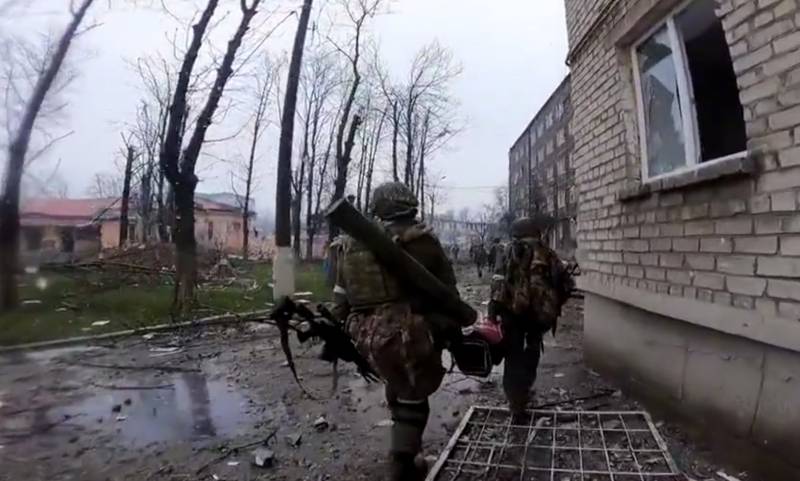 Ночуем в одном с противником здании: российские бойцы рассказывают о сражении за Артёмовск