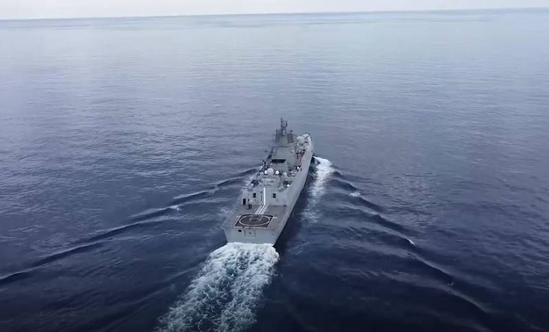 Het fregat "Admiral Gorshkov", gelegen in de wateren van de Atlantische Oceaan, heeft geoefend met hypersonische raketten "Zirkon"