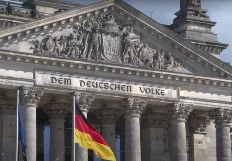 Der Bundestagsabgeordnete von Deutschland Bystron nannte die Verlegung von Panzern in die Ukraine einen Verstoß gegen alle Nachkriegsprinzipien Deutschlands