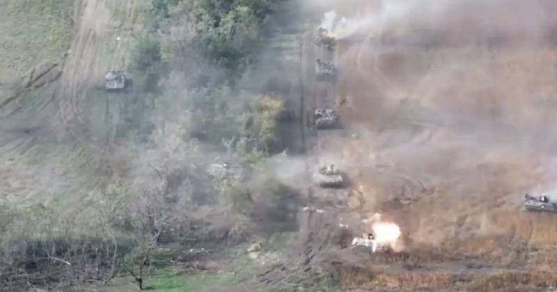 Ein Archivvideo der Schlacht des T-72B3-Panzers mit zwei Dutzend gepanzerten Fahrzeugen der Streitkräfte der Ukraine ist erschienen