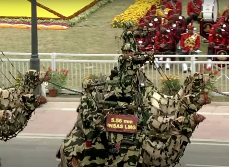 Indien zeigte Kamelkavallerie mit Mörsern bei einer Militärparade