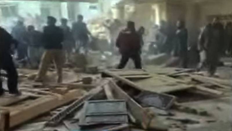 Ontploffing doodt moskeeaanbidders in Peshawar, Pakistan