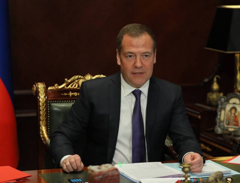 Medvedev는 Tyutchev를 인용하여 러시아가 성공한 이유를 설명했습니다.