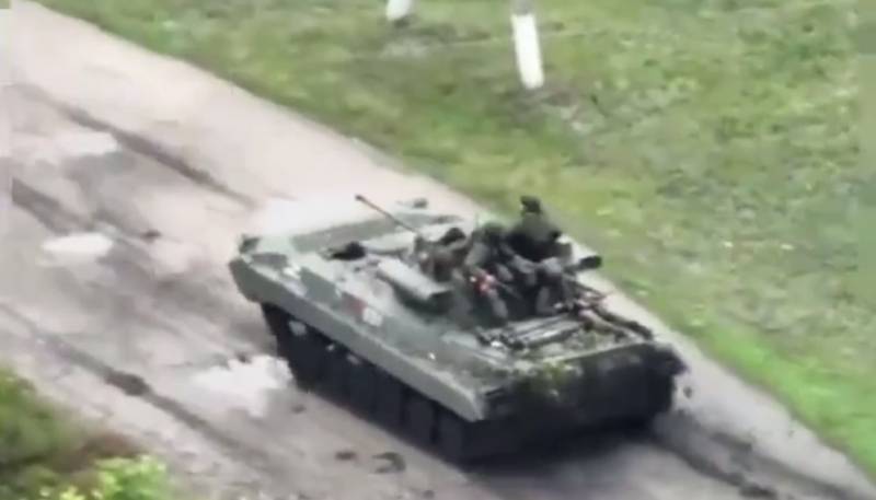 ظهر فيديو أرشيف للمعركة الأخيرة لطاقم وقوات BMP-2M الروسية أثناء الانسحاب من اتجاه خاركوف