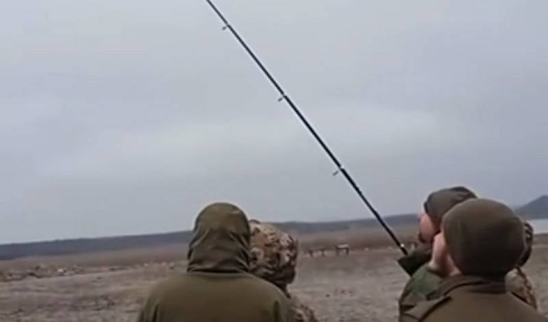 Combatentes anexaram um drone a uma vara de pescar para proteger contra interceptação