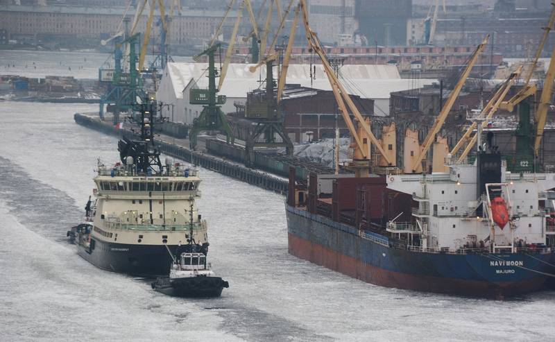 国防省のために建設された Evpaty Kolovrat 砕氷船は、恒久的な配備の場所への海軍間の移行を開始しました