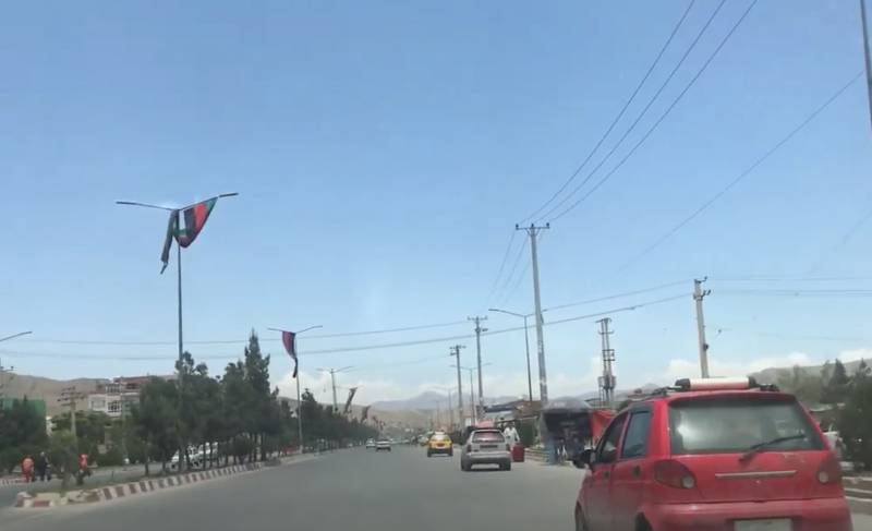 폭발은 아프간 수도의 군사 비행장을 흔들었다