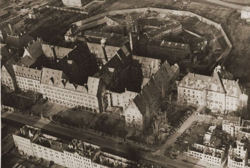 Vista aérea de los edificios de justicia en Fürterstraße en Nuremberg en noviembre de 1945