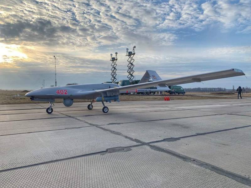 Il drone ucraino Bayraktar TB2 ha filmato gli ultimi secondi del suo volo dopo essere stato colpito da un missile antiaereo russo
