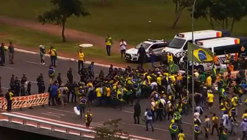 During the pogrom at the residence of the President of Brazil, the attackers stole weapons