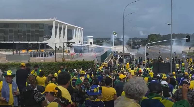 В полиции и Минюсте Бразилии назвали число арестованных после штурма правительственных зданий в столице страны
