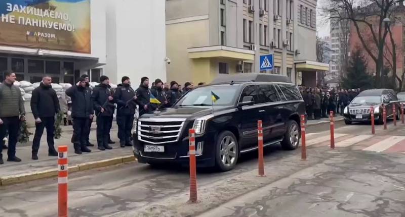キエフでは、ブロバリでの飛行機墜落事故で亡くなった内務省の指導者の送別式が行われました。