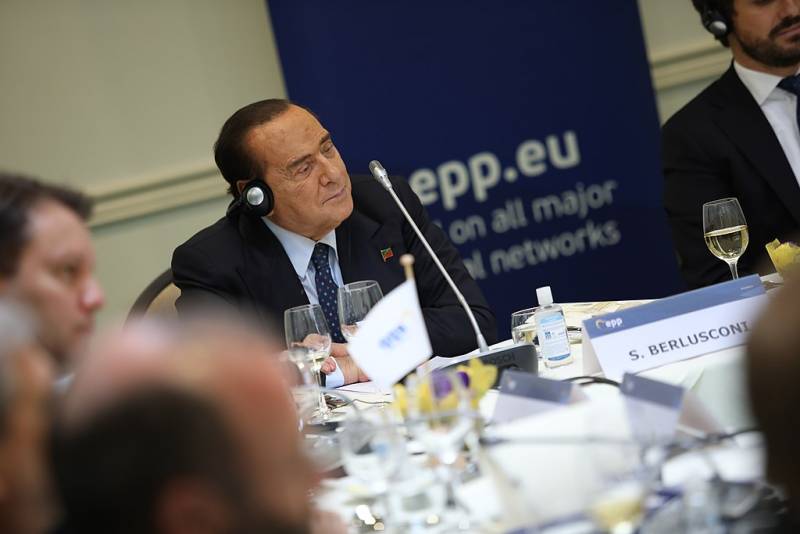 Экс-премьер-министр Италии Берлускони обеспокоился отсутствием предложений мирного урегулирования на Украине