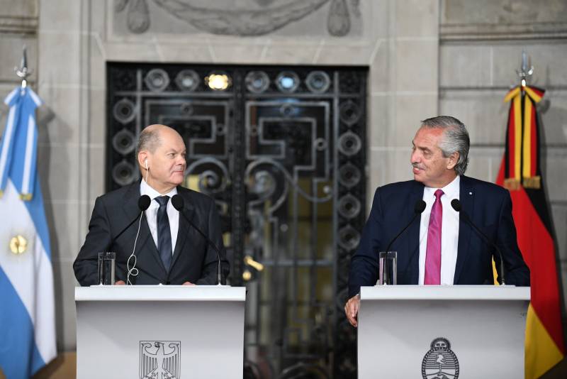 נשיא ארגנטינה פרננדס, שנפגש עם אולף שולץ, שלל לשלוח נשק לאוקראינה