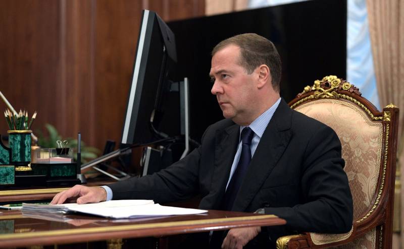 O vice-presidente do Conselho de Segurança da Federação Russa, Medvedev, criticou a discussão no fórum de Davos sobre a assistência militar ao regime de Kyiv