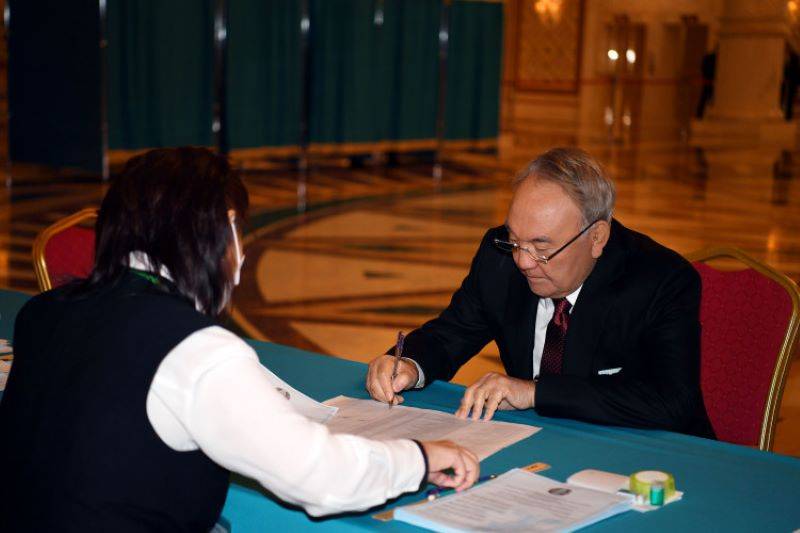 En Kazajstán, Nazarbayev fue privado oficialmente de privilegios y el estado de "elbasy"