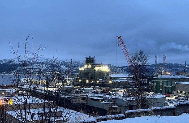 La source a appelé les nouveaux délais pour l'achèvement de l'opération de retrait du TAVKR "Admiral Kuznetsov" de la cale sèche du 35e chantier naval de Mourmansk