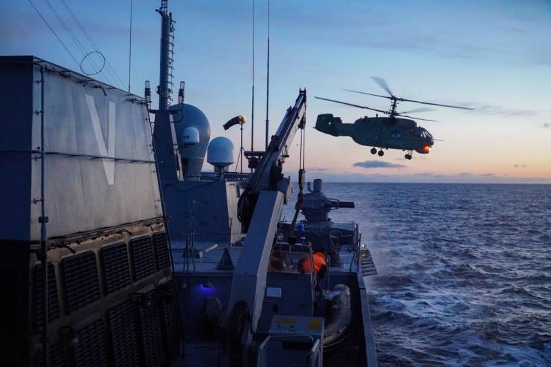 Eine Abteilung von Schiffen der Nordflotte rettete einen französischen Staatsbürger von einer Yacht in Seenot im Atlantik