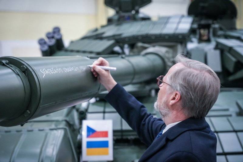La Repubblica Ceca si prepara a trasferire in Ucraina un lotto di carri armati T-72 modernizzati e veicoli di riparazione e recupero Tatra Treva 30