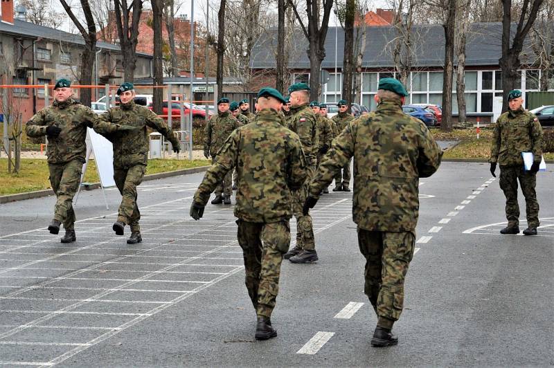 Prensa polaca: los planes del Ministerio de Defensa para aumentar significativamente el tamaño del ejército pueden fallar debido a los despidos masivos de personal militar