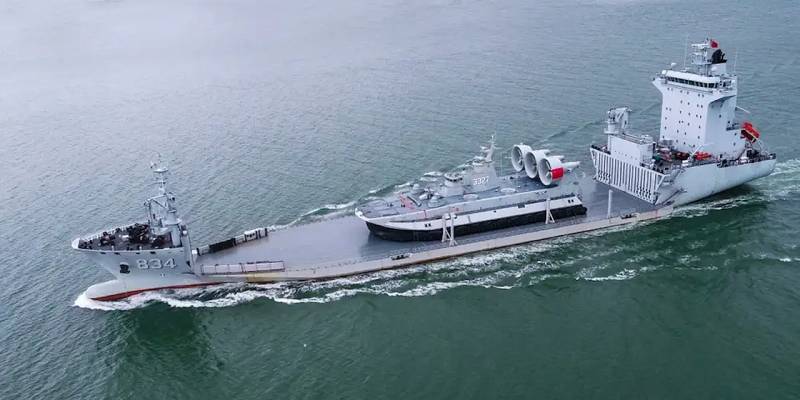 中国海軍の半潜水型重輸送船銀麻湖の試験に成功