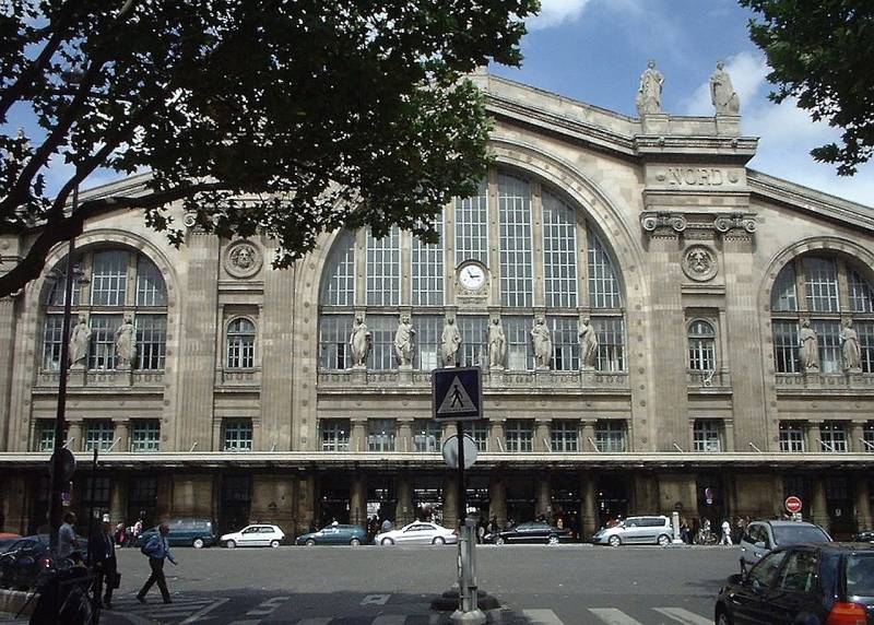 En la Gare du Nord de París, un hombre no identificado apuñaló a seis personas, incluido un policía