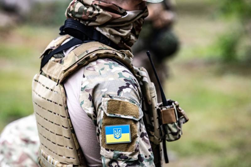 Находящихся за рубежом граждан Украины планируют ставить на воинский учёт через посольства и консульства