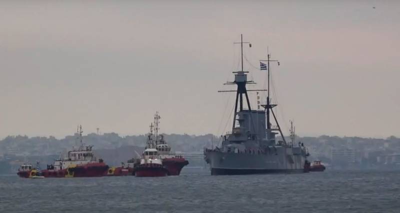 De Griekse marine bereidt zich voor om oefeningen te beginnen, waarvan het scenario luidt "de terugkeer van door de vijand bezette gebieden"